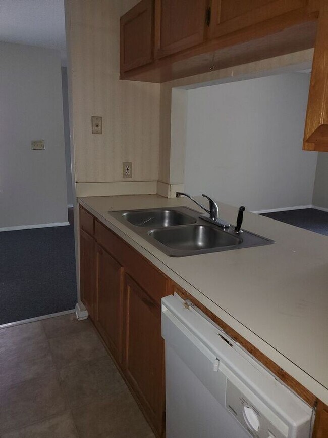 Building Photo - Nice 2 Bedroom 2 Bath Berkshire