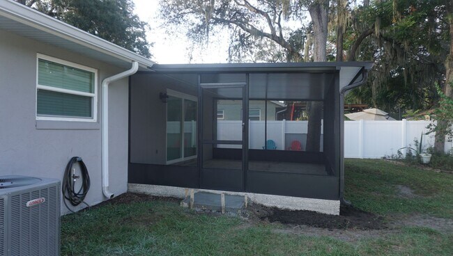 Building Photo - 3 Bedrooms / 2 Bath Brandon Home