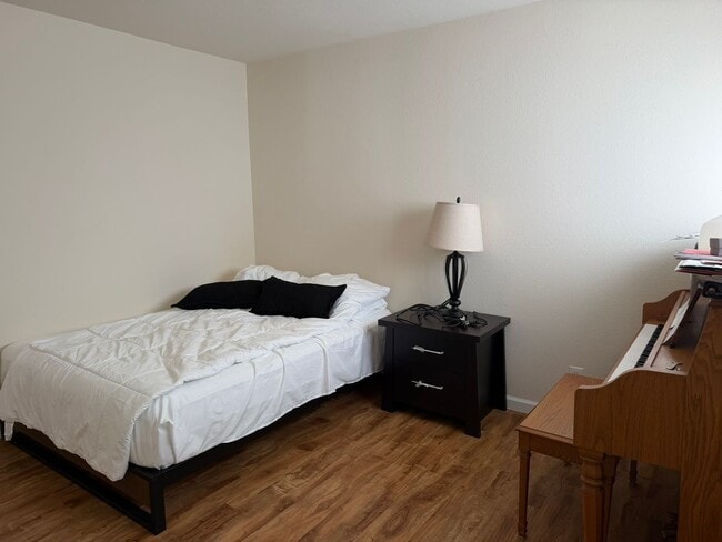 Building Photo - Beautiful 3 bed 3 bath townhome ready for move in!
