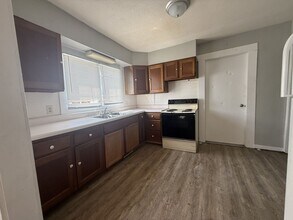 Building Photo - 2 Bed House w/ Ramp Access and Fenced in Back Yard + Walk In Shower