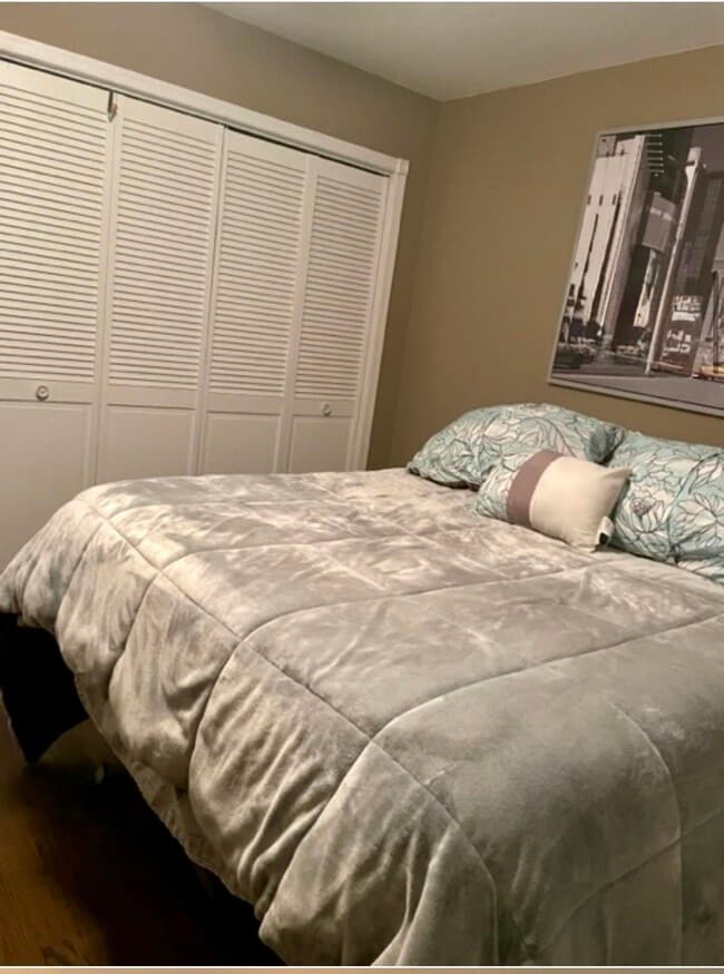 Building Photo - 533 Madison St