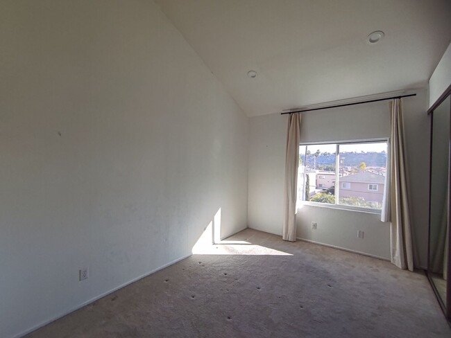 Building Photo - Bright and Remodeled 2 Bed 2.5 Bath Townho...