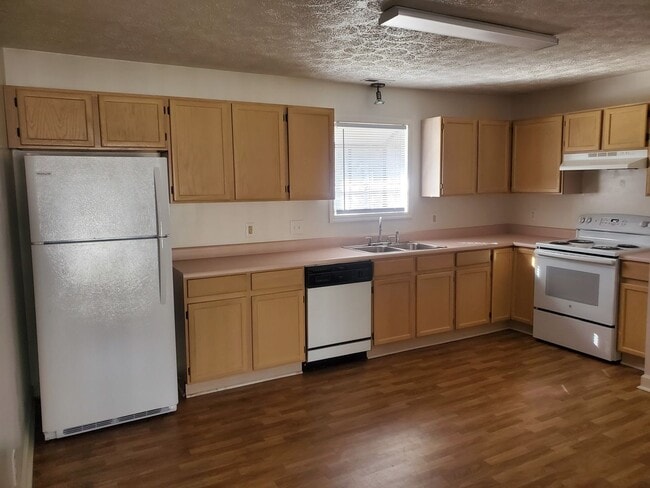 Building Photo - Large 2 bedroom 1 bath unit - upstairs
