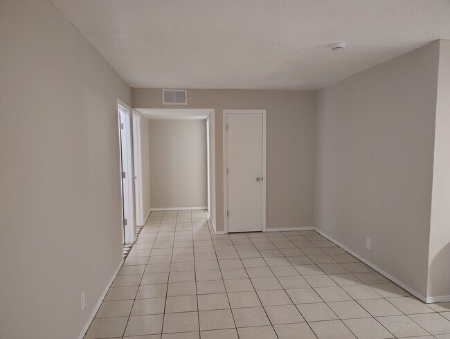 Building Photo - COMING SOON - Recently updated 2 bed -1 bath aprox 800 sq ft 2nd and Montano