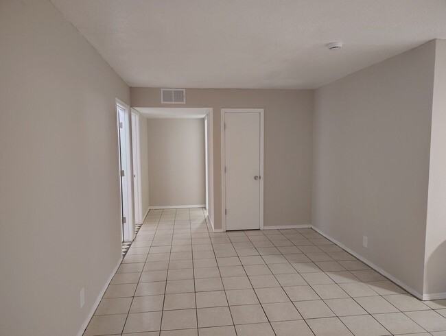 Building Photo - Recently updated 2 bed -1 bath aprox 800 sq ft 2nd and Montano