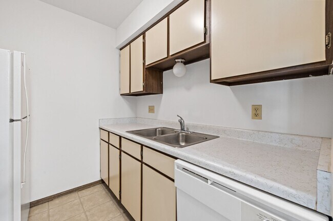 Building Photo - 2 Bedroom/1.5 Bathroom Upper available at our Cedar View Apartments