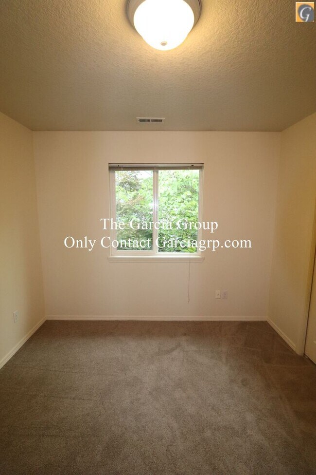 Building Photo - Great 4 bedroom 2.5 bathroom Single Family...