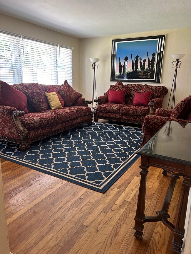 Building Photo - 937 Edgehill Dr