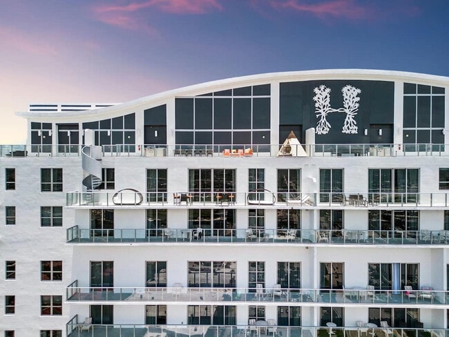 Building Photo - 4010 S Ocean Dr