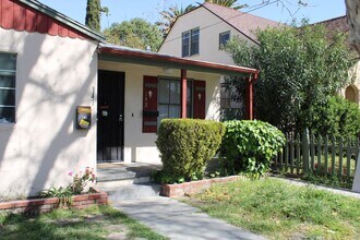 Building Photo - Updated One Bedroom, One Bathroom Duplex n...