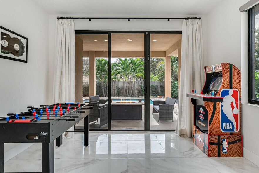 Building Photo - 826 SW 14th Ct