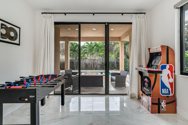 Building Photo - 826 SW 14th Ct