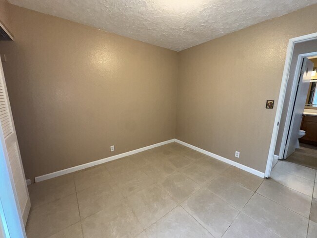 Building Photo - 46-1031-1031 Emepela Wy