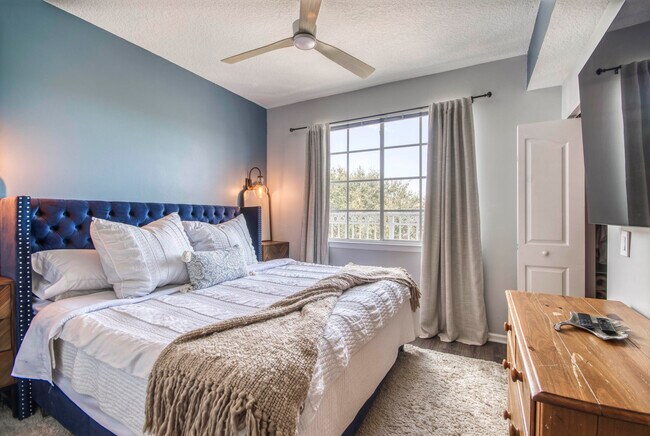 Building Photo - 1305 Myrtlewood Cir E