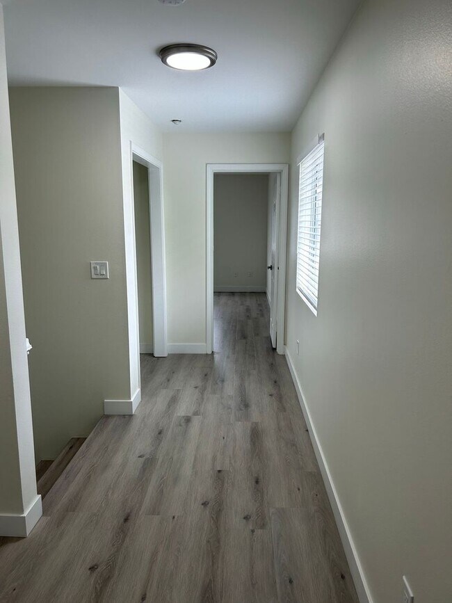 Building Photo - Delong Townhomes