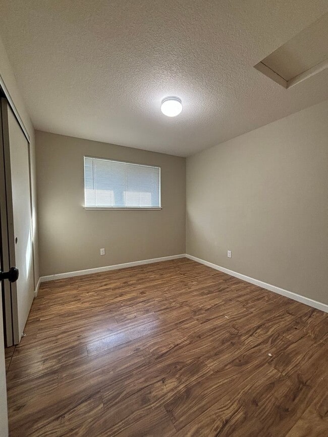 Building Photo - Located in a Desirable Area in Wilsonville 2 Bedroom Unit in a 4 Plex
