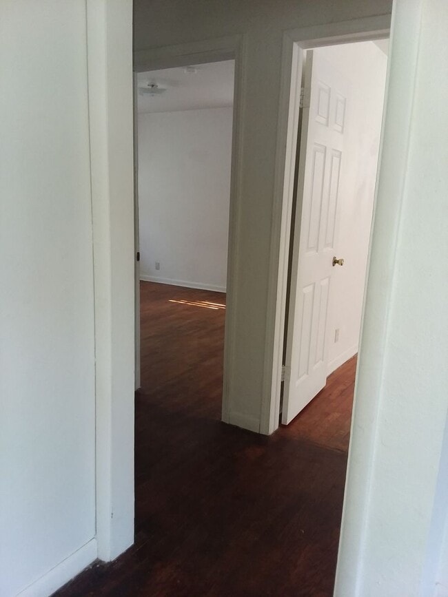 Building Photo - Spacious 3 bedroom and 1 bathroom