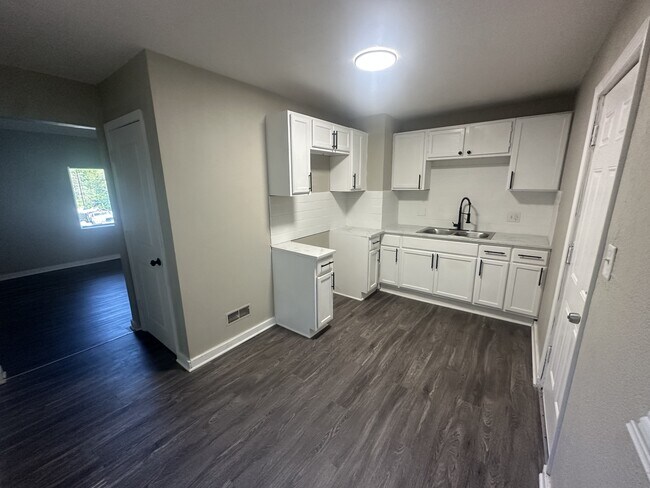 Building Photo - 3920 Spruce Ave