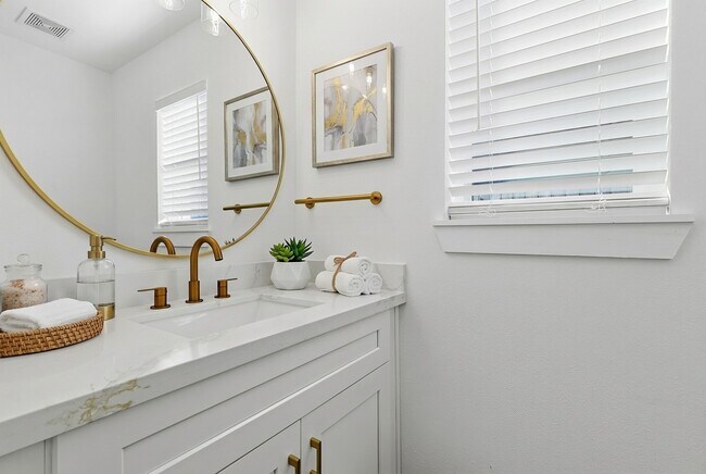 Building Photo - 2410 Del Norte St