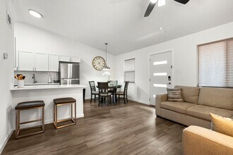 Building Photo - 710 W 34th St