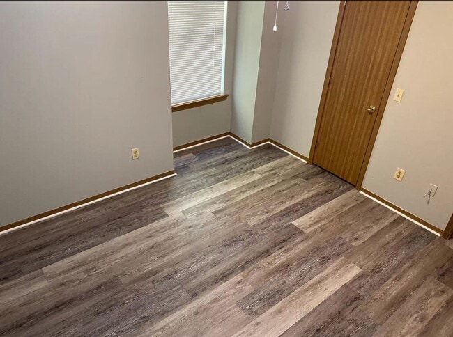 Building Photo - 2 Bedroom / 1.5 Bathroom Townhouse w/ Fenc...