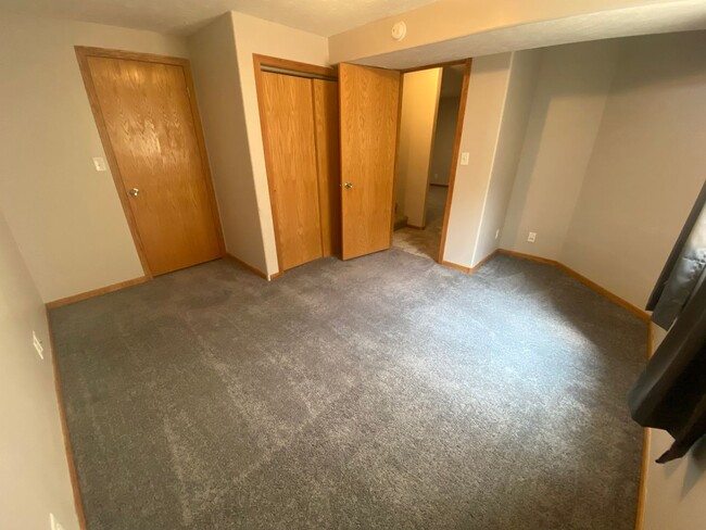 Building Photo - 3 Bedroom and 3 Bathroom Duplex. Available...