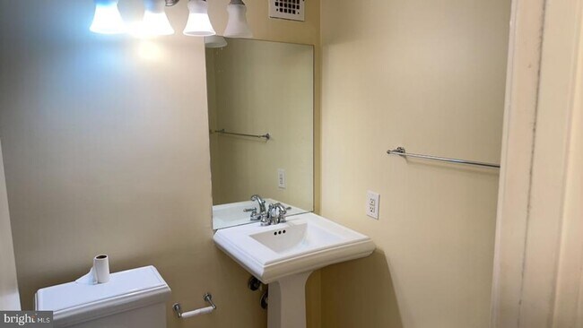 Building Photo - 203 Yoakum Pkwy