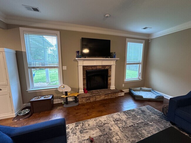 Building Photo - Welcome to this spacious 6 bedroom, 4 bath...