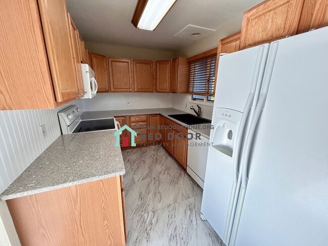 Building Photo - 2 Bed, 1 Bath Condo with Community Pool – $1,800/Month