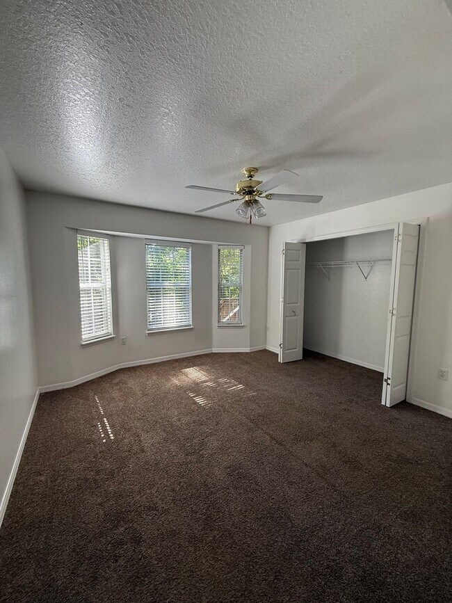 Building Photo - 1102 SE 10th St