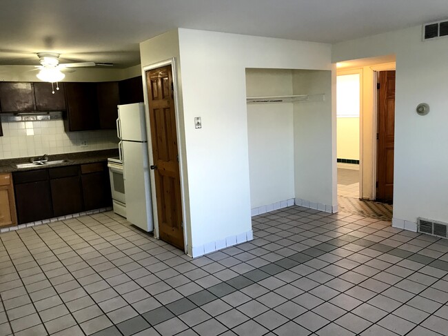 Building Photo - Two-Bedroom in Salt Lake!