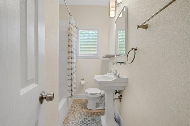 Building Photo - 934 Vistabula St