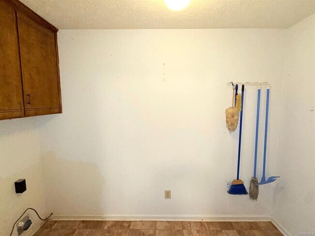 Building Photo - 710 Summer Ln