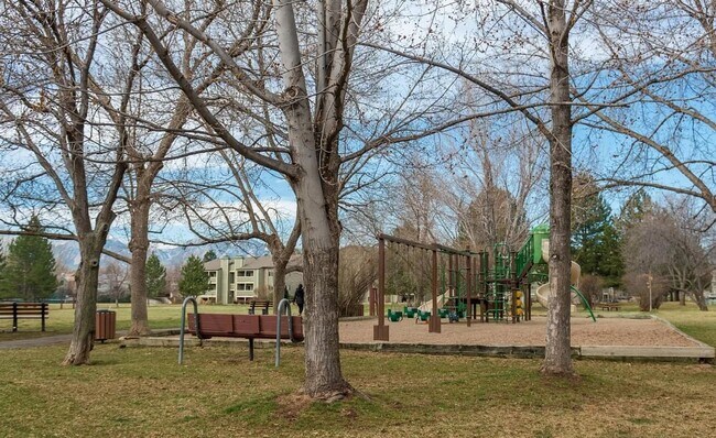 Building Photo - Updated 2 Bed 2 Bath Hunter Creek Condo W/Community Pool