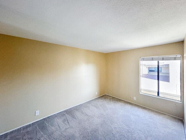 Building Photo - Beautiful 3BD/2.5BA W/ Open Floor Plan and...