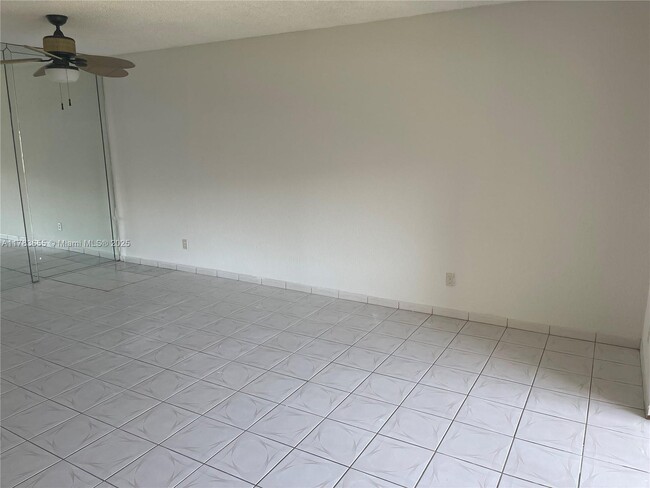 Building Photo - 450 Golden Isles Dr