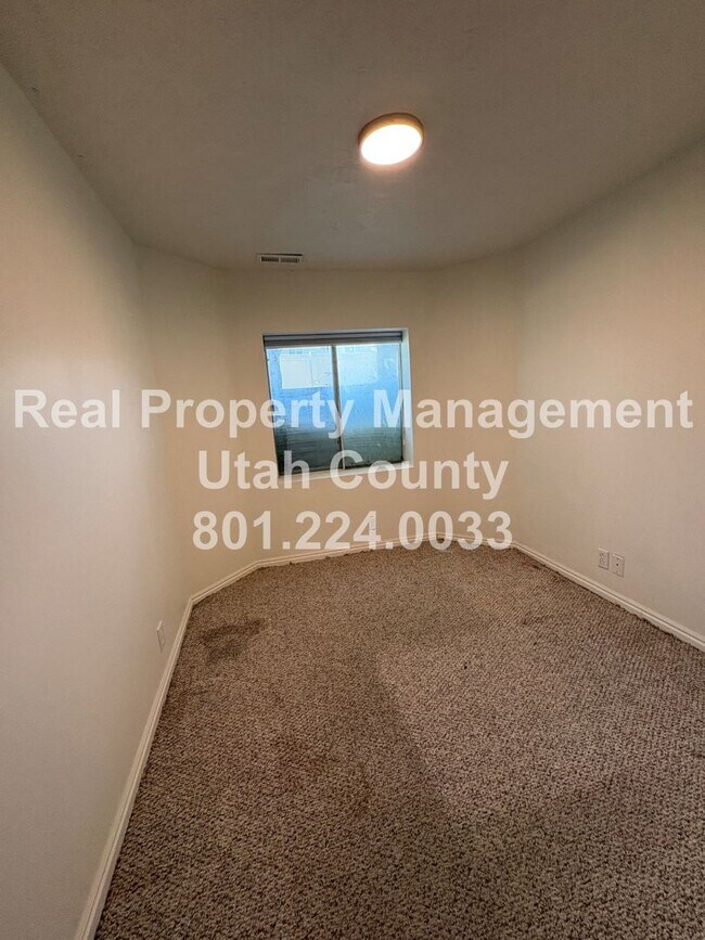 Building Photo - Large and Spacious 4 Bedroom Home!