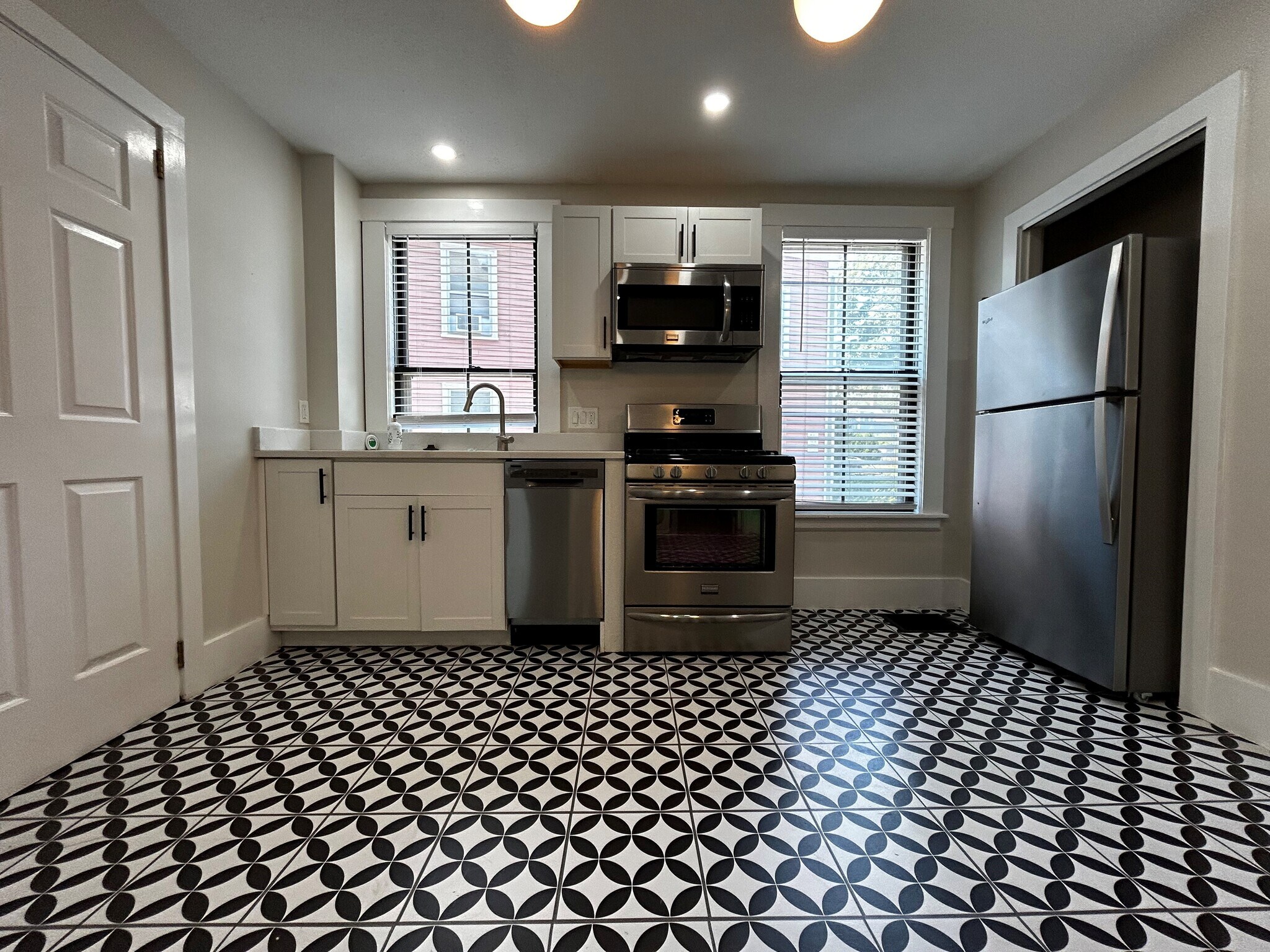 Building Photo - 55 Hale St