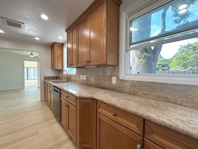 Building Photo - Charming Menlo Park Home in Picturesque Ne...