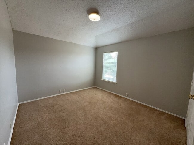 Building Photo - 2805 Crater Lake Ln