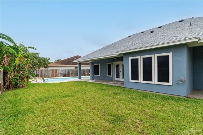 Building Photo - 824 Pine Lake Cir