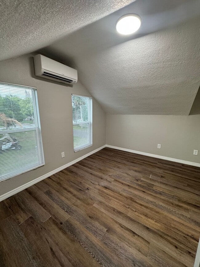 Building Photo - Renovated 2 bedroom, 2 bathroom duplex in ...