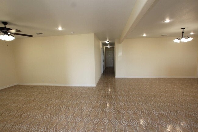 Building Photo - 4605 S Zapata Hwy