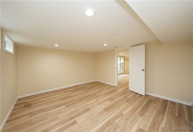Building Photo - 100 Bridle Ln