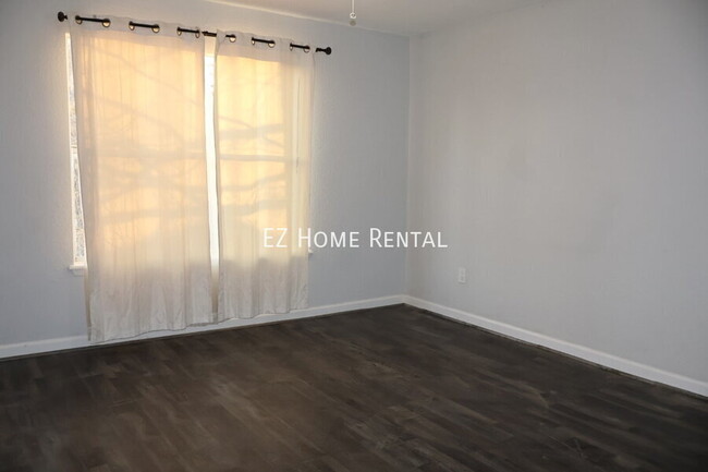 Building Photo - Welcome Home to a updated 2-Bedroom, 1.5-B...