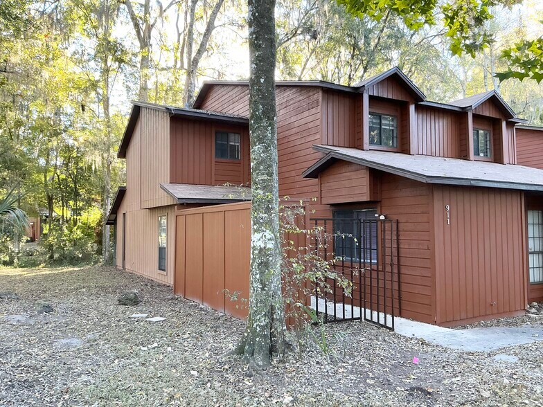 Building Photo - 911 SW 57th Ter