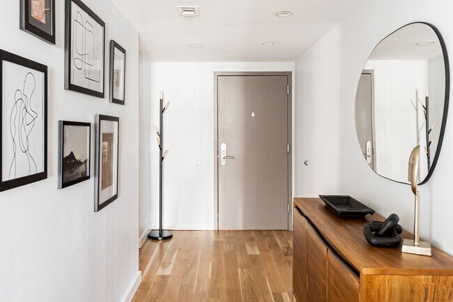 Building Photo - Gorgeous 2 Bedroom 2 Bathroom Condo in Low...