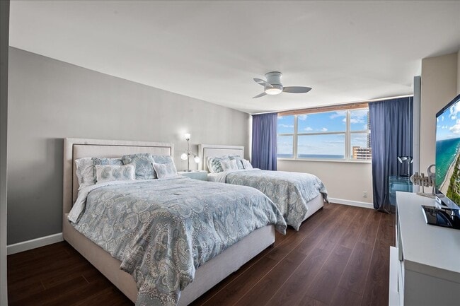 Building Photo - La Mer Condo