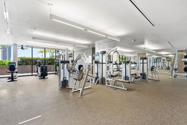 Building Photo - 888 Kapiolani Blvd