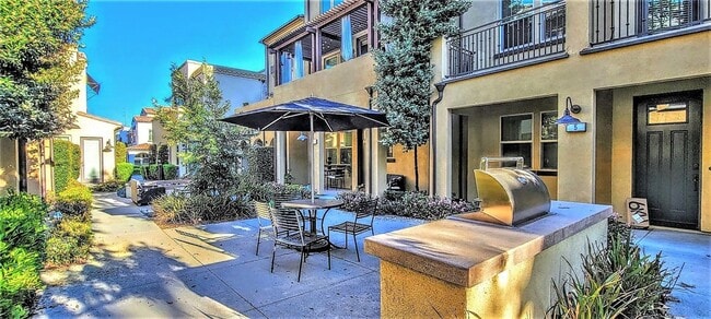 Building Photo - 2 Adelfa St